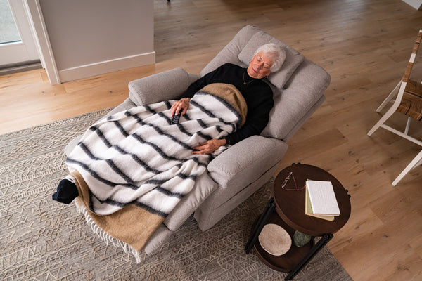 Flexsteel Zero Gravity Zecliner Model 1 Fabric Power Sleep Recliner with Power Headrest & Lumbar in Dove