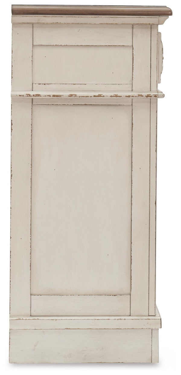 Realyn King Panel Bed, Dresser, Chest & 2 Nightstands Two-tone