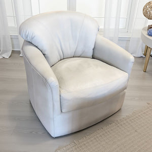 King Hickory Zeuss Swivel Glide Chair in Portia Luna leather