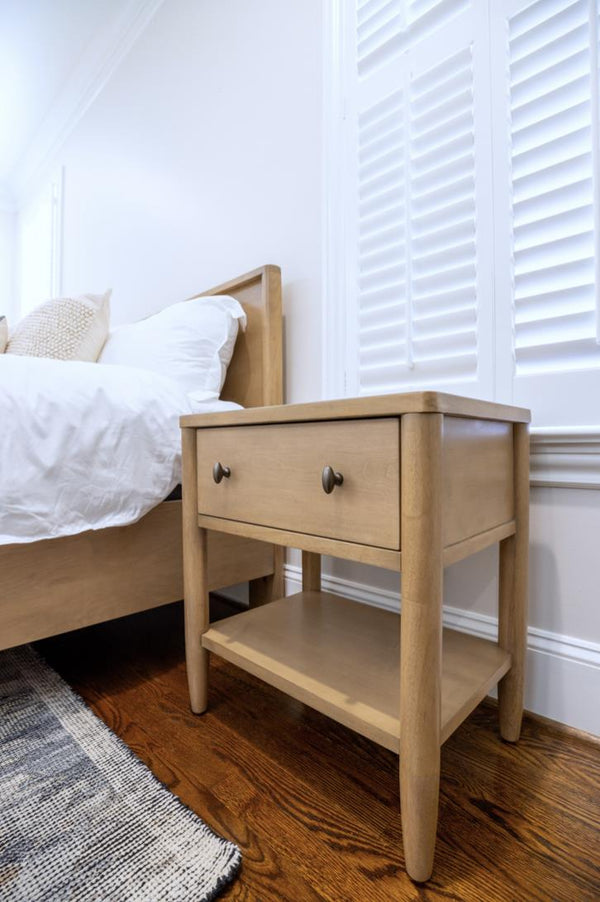 Seawinds Finn & Louise Chatham Warm Maple 1-Drawer USB Nighstand